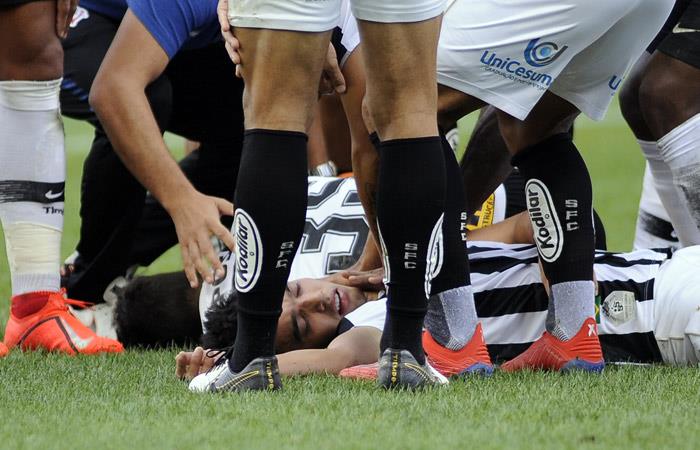 Felipe Aguilar desmayado en el piso tras el duro golpe. Foto: AFP