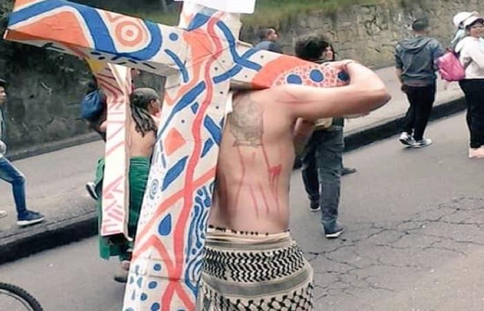 El hombre quiso representar el 'viacrucis' de varios jóvenes en Colombia. Foto: Twitter