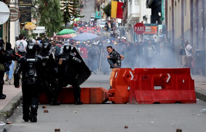 Manifestantes se enfrentan a la Policía, durante la jornada de Paro Nacional en Bogotá. Foto: EFE
