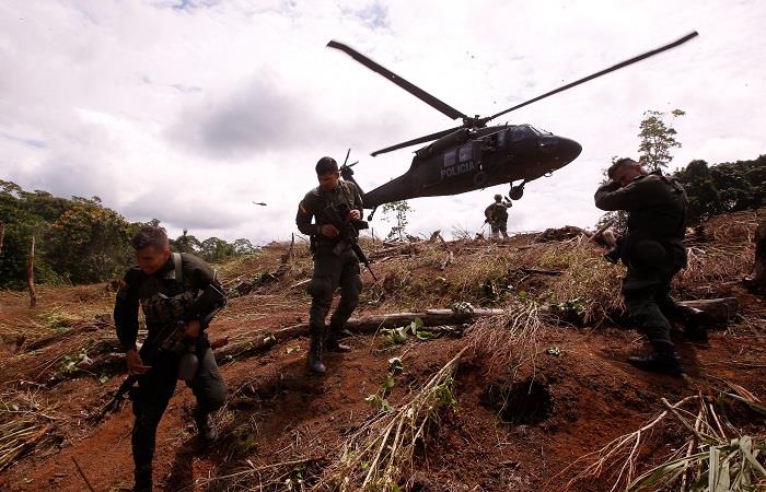 Miembros del ejército son vistos en la zona donde se realizaban trabajos de erradicación de cultivos de coca. Foto: EFE