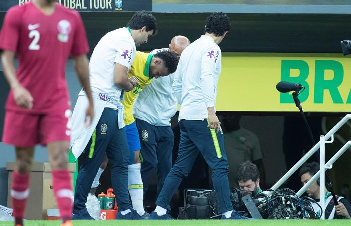 Neymar sale lesionado del partido ante Qatar. Foto: EFE