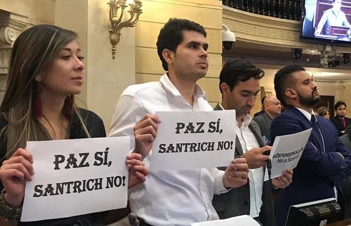 Representantes del partido Alianza Verde muestran su rechazo a 'Santrich' en el Congreso. Foto: Twitter