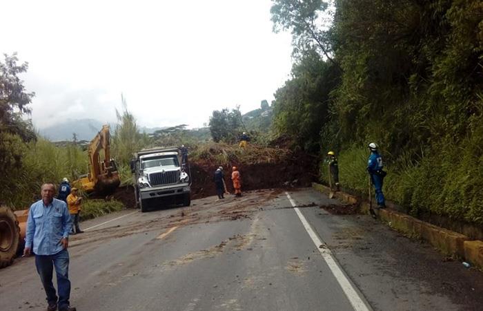 También se han presentado derrumbes en la vía Cartago - Manizales. Foto: Twitter