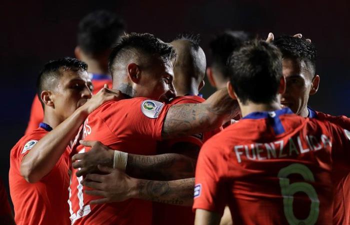 La Selección de Chile celebra la victoria ante Japón. Foto: EFE