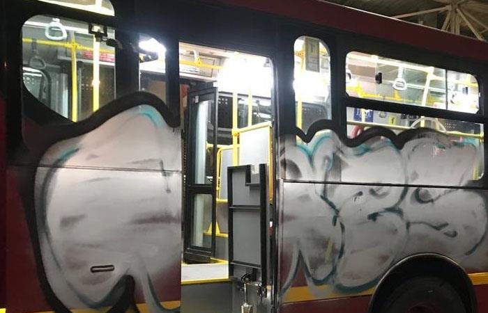Así quedó uno de los buses vandalizados en la noche del pasado 18 de junio. Foto: Twitter