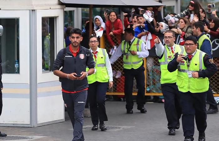 Varios hinchas fueron al aeropuerto a recibir a la Selección de Perú. Foto: EFE