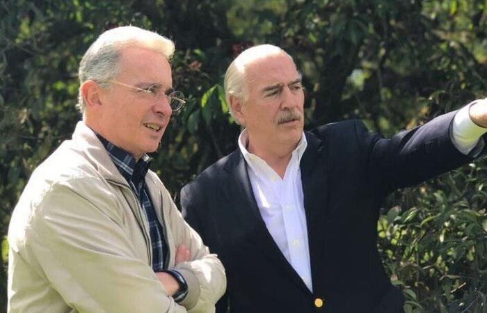 Álvaro Uribe y Andrés Pastrana, expresidentes de Colombia. Foto: Twitter