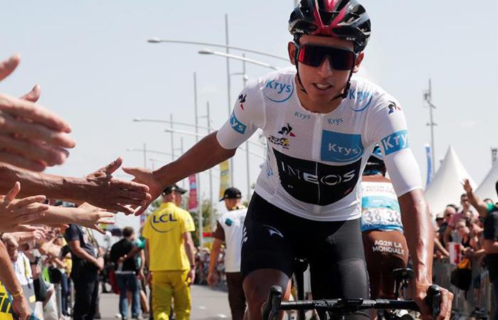Egan Bernal saluda a los fanáticos en el Tour de Francia. Foto: EFE