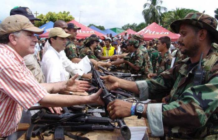 Paramilitares entregan sus armas tras el acuerdo realizado en Santa Fe de Ralito en 2006. Foto: Twitter