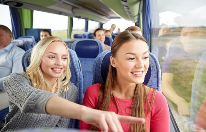 Los viajes en buses tienden a ser más bonitos, si vas acompañado. Foto: Shutterstock