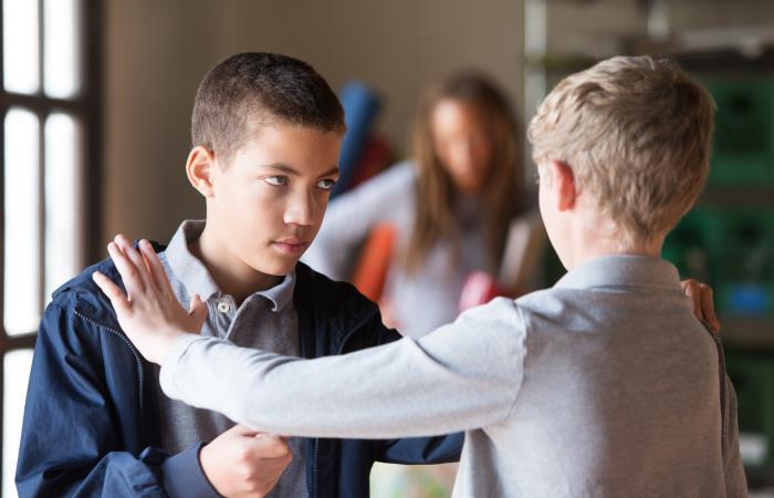 Estudiantes de colegio peleando. Foto: Shutterstock