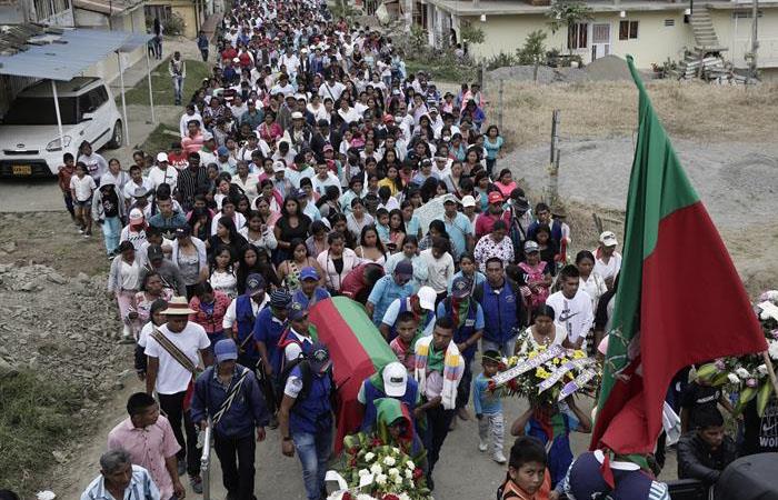 Indígenas asisten al funeral de otro líder asesinado en Toribío, departamento del Cauca. Foto: EFE