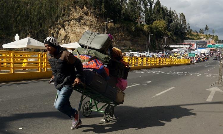 Migrante venezolano pasando por Rumichaca, frontera entre Colombia y Ecuador. Foto: EFE