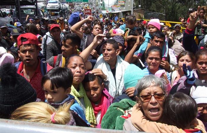 Emigrantes venezolanos, durante protesta en el puente Rumichaca, frontera entre Ecuador y Colombia. Foto: EFE