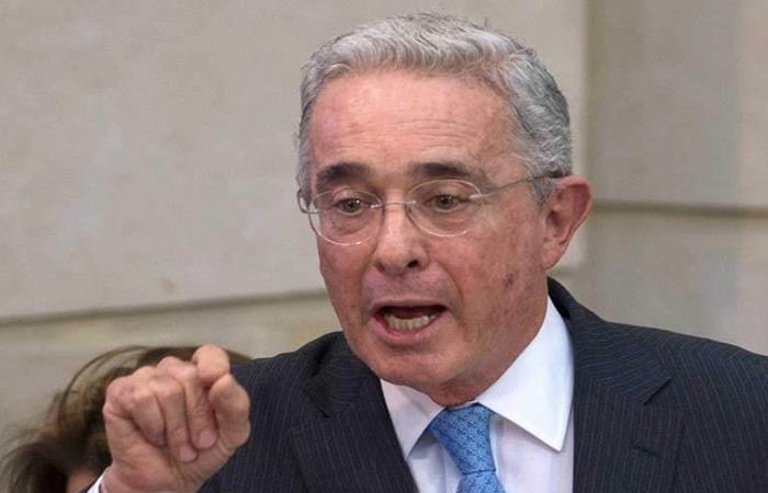 Álvaro Uribe es uno de los críticos más acérrimos del proceso de paz en Colombia. Foto: Twitter