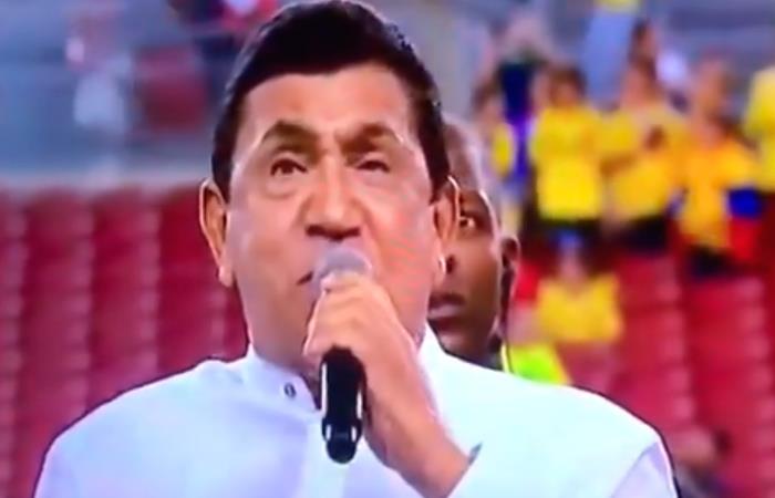 Poncho Zuleta cantando el himno de Colombia. Foto: Twitter