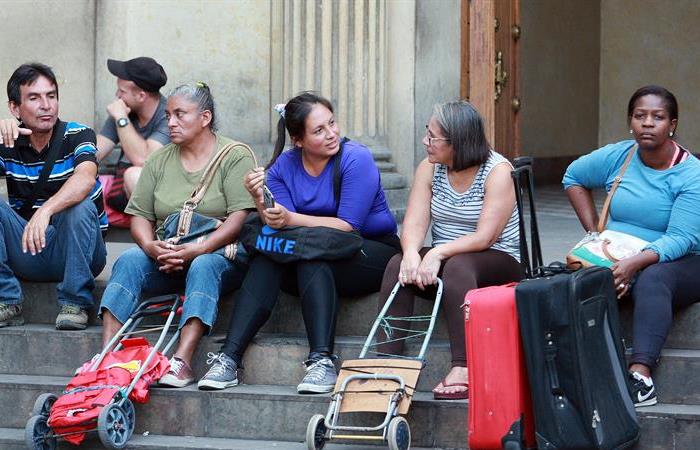 Ciudadanos venezolanos permanecen en las escalinatas de una iglesia en Cúcuta. Foto: EFE