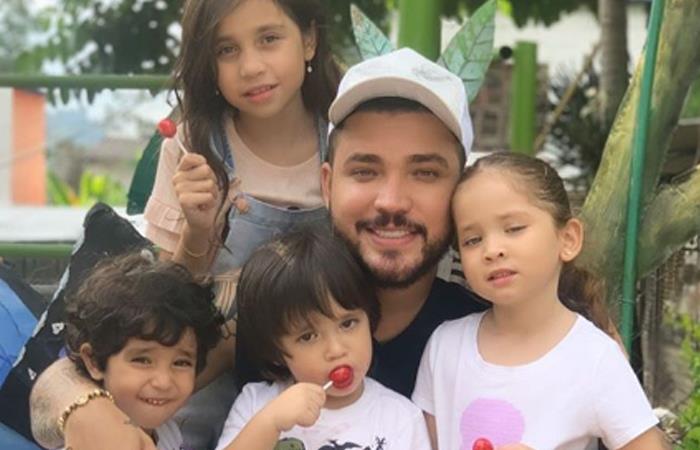 Jessi Uribe junto a sus cuatro hijos. Foto: Instagram