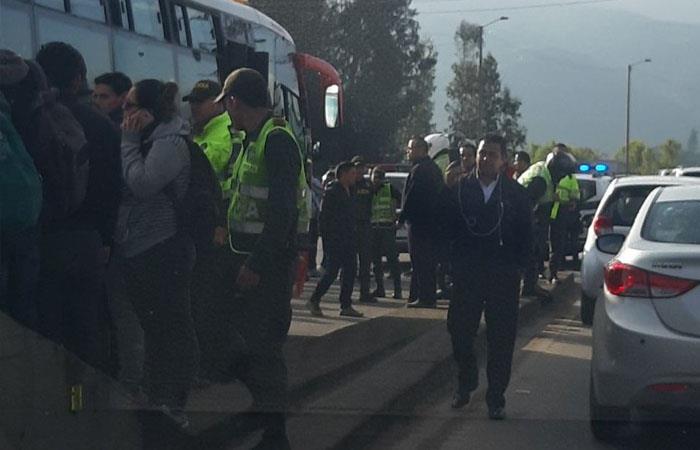 Pasajeros están siendo bajados de los buses en Bogotá. Foto: Twitter