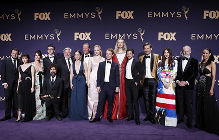 Elenco de 'Juego de Tronos' después de ganar el Emmy a la Mejor Serie de Drama. Foto: EFE