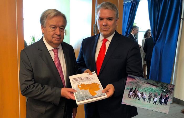 Iván Duque hace entrega del 'dossier' en contra de Venezuela, al secretario general de la ONU, Antonio Guterres. Foto: Twitter