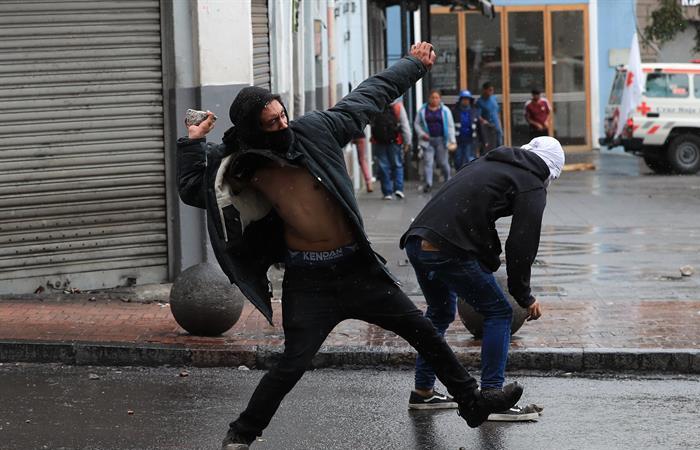 Manifestantes se enfrentan con la Policía durante una jornada de protestas en Quito (Ecuador). Foto: EFE