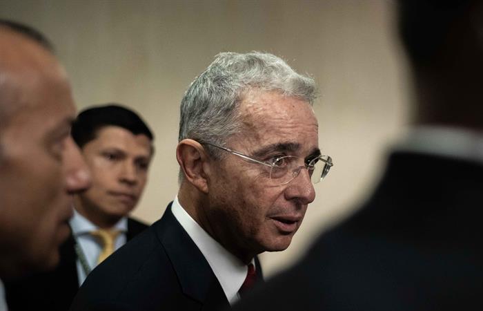 Álvaro Uribe, tras su llegada a indagatoria en la Corte Suprema de Justicia. Foto: EFE