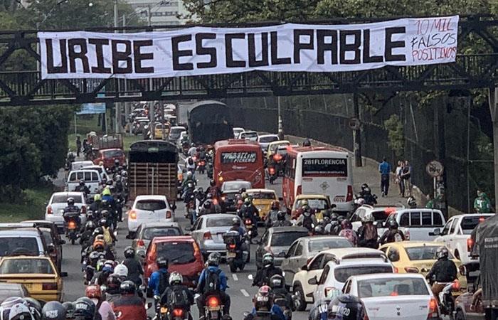 Álvaro Uribe Vélez rendirá indagatoria ante la Justicia por presunto soborno y fraude procesal. Foto: Twitter