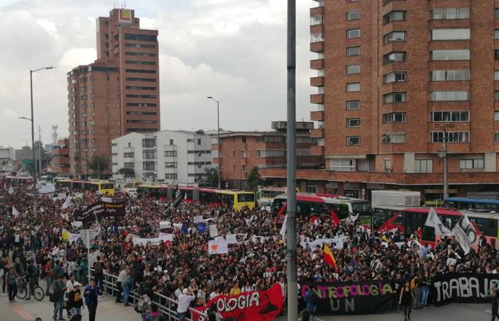 Estudiantes se movilizan por la Carrera 30 en Bogotá. Foto: Twitter