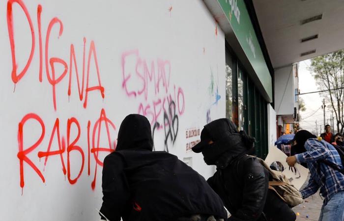 Manifestantes realizan actos vandálicos en el centro de Bogotá. Foto: Twitter