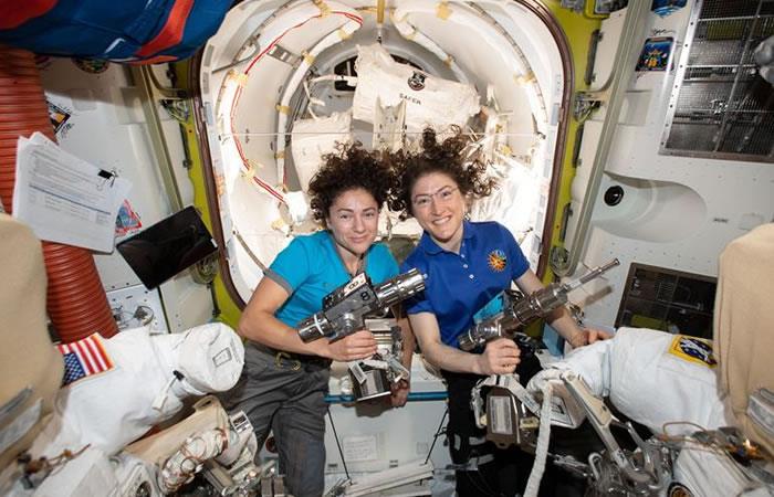 Las astronautas salieron al espacio a reparar un controlador de energía que se averió durante el fin de semana. Foto: EFE