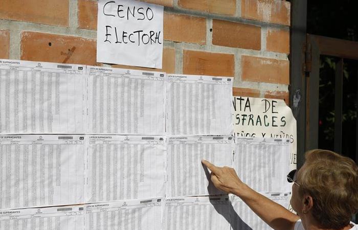Mujer revisa cuál es su mesa de votación en Medellín. Foto: EFE
