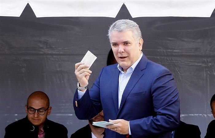 Iván Duque muestra su Certificado Electoral tras votar en Bogotá. Foto: EFE