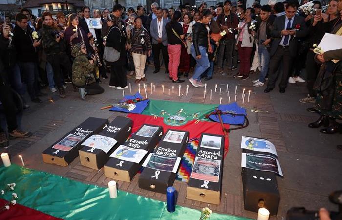 Personas protestan contra la masacre de indígenas del pueblo nasa en la Plaza de Bolívar en Bogotá. Foto: EFE