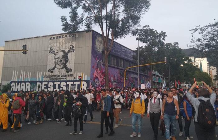 Estudiantes marchan por la Calle 72 en Bogotá. Foto: Twitter