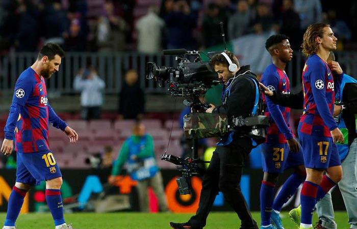 Lionel Messi sale frustrado tras el empate ante Slavia Praga. Foto: EFE