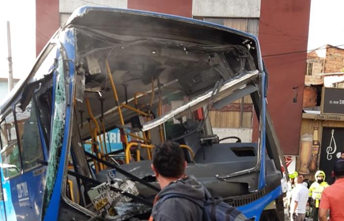 Así quedó uno de los buses tras el accidente. Foto: Twitter