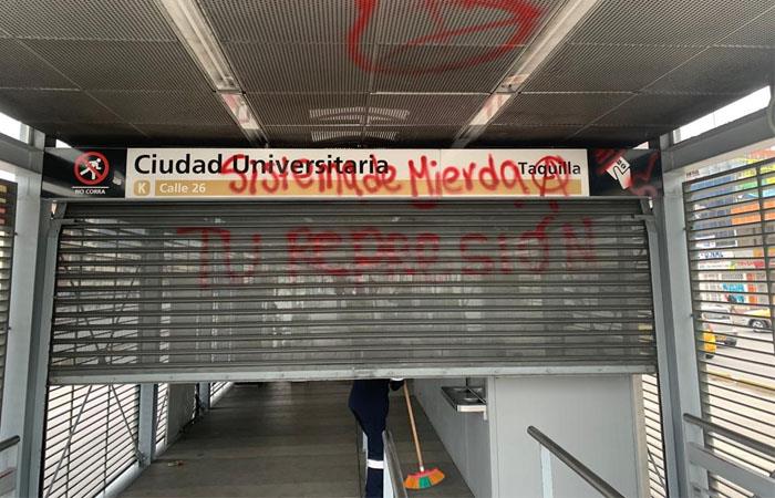 Así quedó la estación Ciudad Universitaria, una de las más afectadas durante las manifestaciones en Bogotá. Foto: Twitter