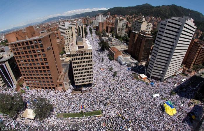 Foto de la marcha contra las FARC, en 2008, que fue "vendida" como una de las tantas del pasado 21 de noviembre. Foto: Twitter