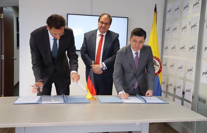 Representantes de los Gobiernos de Colombia y Alemania firman el convenio. Foto: Twitter