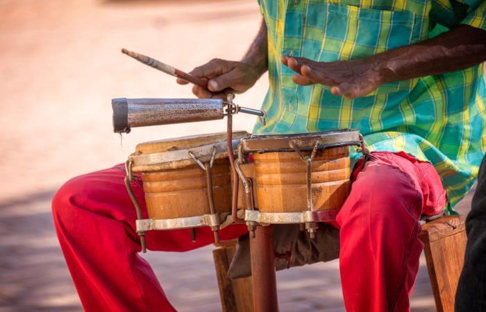 Músico callejero tocando la batería en Trinidad, Cuba. Foto: Shutterstock