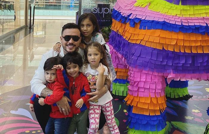 Jessi Uribe junto a sus cuatro hijos. Foto: Instagram
