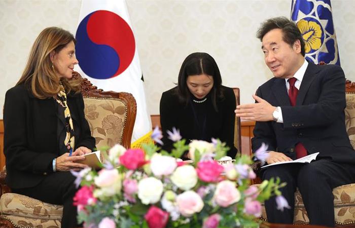 Reunión entre Marta Lucía Ramírez y el primer ministro surcoreano, Lee Nak-yon. Foto: EFE