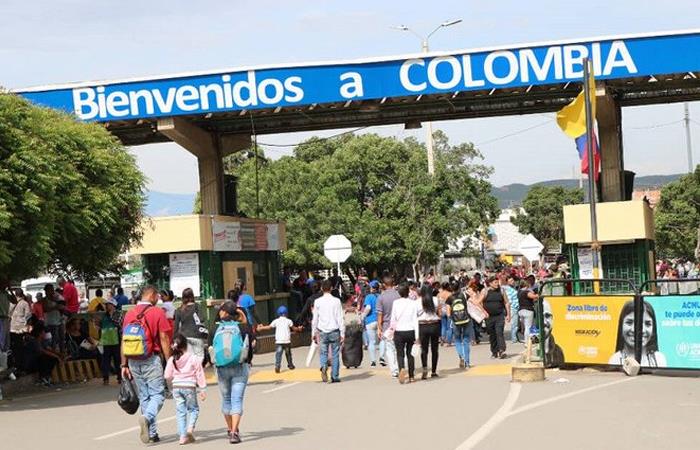 Ciudadanos venezolanos cruzando la frontera entre Colombia y su país. Foto: Twitter