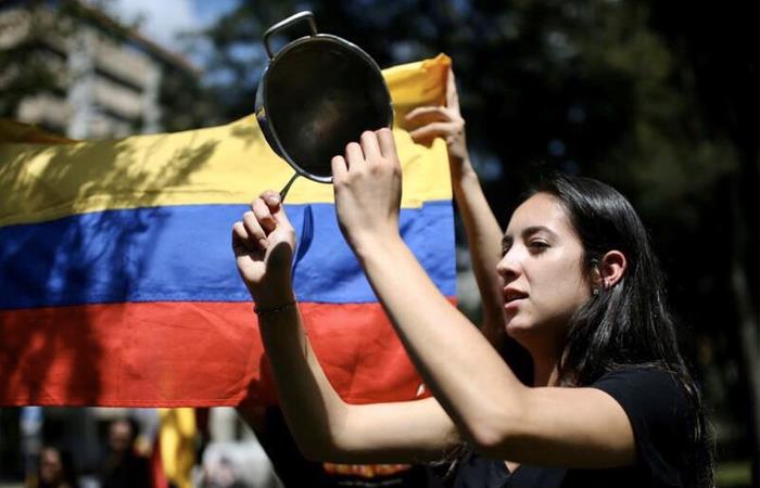 Mujer participa de un 'cacerolazo' contra el gobierno de Duque en Colombia. Foto: Twitter