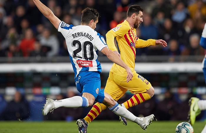 Bernardo Espinosa jugó todo el partido ante Barcelona. Foto: EFE