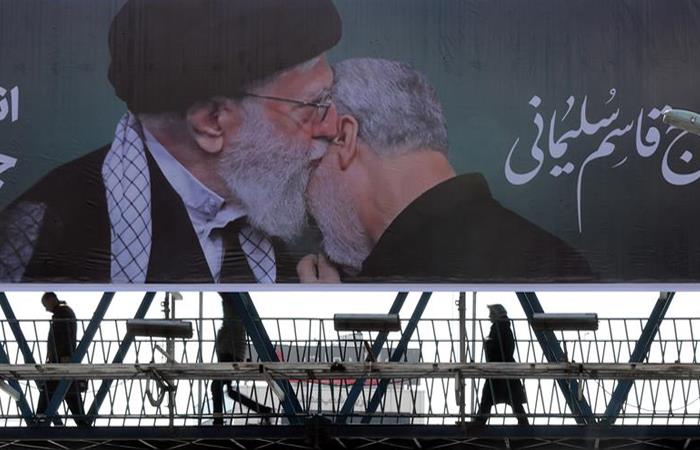 Imagen del ayatolá Alí Jamenei con el fallecido Qasem Soleimani. Foto: EFE