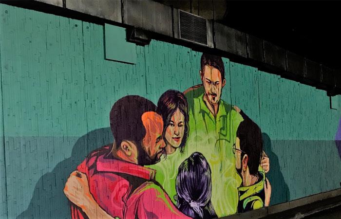 Mural en una de las estaciones de TransMilenio. Foto: Twitter
