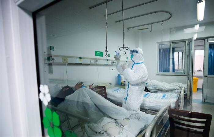 Paciente infectado por el Coronavirus es atendido en Wuhan, China. Foto: EFE