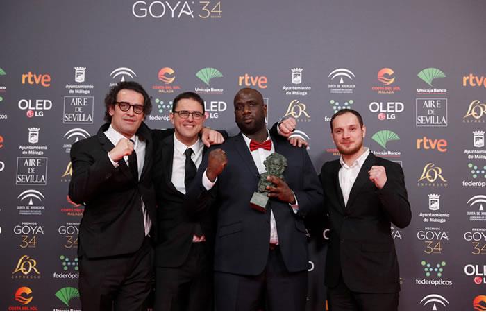 El equipo de "Los Miserables" recibe el Goya a la mejor película europea. Foto: EFE